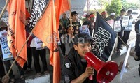 Massa dari Gerakan Mahasiswa (Gema) berorasi mengutuk pembuatan film Innocence of Muslim.
