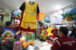 Berburu Pernak-pernik PON di Pasar Bawah