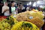 Berburu Pernak-pernik PON di Pasar Bawah