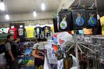 Berburu Pernak-pernik PON di Pasar Bawah