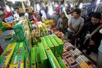 Berburu Pernak-pernik PON di Pasar Bawah