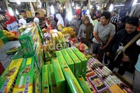 Pasar Bawah selalu ramai dikunjungi masyarakat ataupun turis lokal yang sengaja berkunjung untuk belanja.