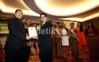 Pada kesempatan itu pula, Founder and Chairman El Jhon Peagants, Dr. Johnnie Sugiarto juga menerima penghargaan Internasional World Record dari Record Holder Republic sebagai foundation that hold the most peagenst.