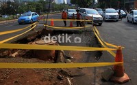 Amblasnya bekas galian di Jalan Jenderal Sudirman, Jakarta Pusat ini, menyebabkan kemacetan di jalan protokol.
