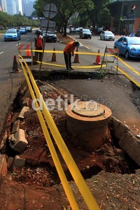 Area ini merupakan bekas galian dilakukan oleh Perusahaan Daerah Pengelola Air Limbah (PAL), saat memindahkan utilitas. Karena saat pengurukan kembali, struktur tanah kurang padat, sehingga menyebabkan jalan amblas.