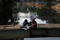 Kedua anak ini tinggal di kolong jembatan di kawasan tersebut.