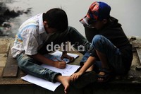 Mereka belajar menggambar.