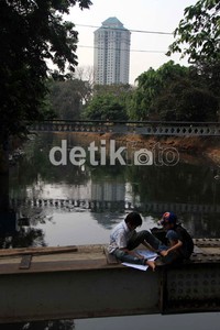 Mereka tampak senang dan bahagia meski belajar di tempat yang berbahaya.