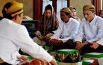 Ziarah Makam Keluarga, Istri Foke Menangis