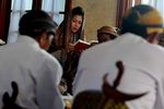 Ziarah Makam Keluarga, Istri Foke Menangis