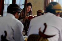 Tatiek berdoa di area pemakaman keluarga. (Pembaca/Daniel)