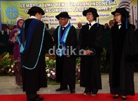 DR. R. Siti Zuhro M.A, Dr. Muhammad Hisyam M.A, dan Dr. Ir. Dwi Listyo Rahayu dikukuhkan sebagai profesor riset baru.