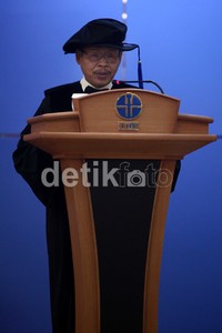 Dr. Muhammad Hisyam M.A dengan orasi ilmiahnya Dinamika Pelaksanaan Syariah Islam di Indonesia.