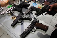 Dalam penggerebakan ini polisi juga mengamankan dua pucuk pistol dan empat pucuk airsoft gun.