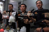 Wakil Direktur Tindak Pidana Narkoba Mabes Polri Anjan Pramuka Putra bersama staf menunjukkan barang bukti narkoba dan senjata api.
