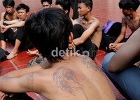 Mereka juga memenuhi badannya dengan tato.