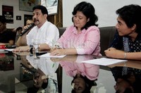 (Ki-ka) Pimpinan Setara Institute Hendardi, Direktur Eksekutif Imparsial, Pungky Indarti dan YLBHI Alvon Kurnia Palma dalam diskusi yang menyoroti rencana menggunakan rutan militer untuk tahanan koruptor.