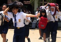 Para siswa berlarian karena panik.