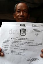 Warga Terima Surat C-6 untuk Mencoblos