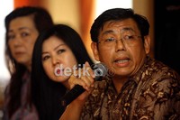 Sekjen Forum Masyarakat Tionghoa (Format) C. Suhadi bersama jajaran pengurus dalam konfrensi persnya di Jalan Batu Ceper, Jakarta Pusat. Dalam Pilgub DKI Jakarta 20 September lusa, Format berharap calon inkamben Fauzi Bowo (Foke) dapat memenangkan Pilgub DKI Jakarta.
