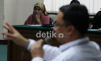 Wa Ode Nurhayati mendengarkan kesaksian Andi Anzhar Cakra Wijaya. Ramses/detikcom.
