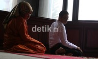 Wa Ode Nurhayati salat bersama dengan suaminya Hasibuan sebelum sidang. Ramses/detikcom.