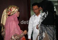 Wa Ode Nurhayati berbicang dengan Wakil Ketua Fraks PAN Andi Anzhar Cakra Wijaya dan penasehat hukumnya Wa Ode Nur Zaenab sebelum sidang dimulai. Ramses/detikcom.