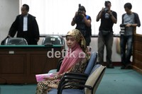 Sebelmnya, Wa Ode Nurhayati didakwa menerima duit Rp 6,25 miliar dari tiga pengusaha melalui Haris Surahman. Ketiganya adalah Fahd El Fouz alias Fahd A Rafiq, Saul Paulus David Nelwan alias Paul Nelwan, dan Abraham Noch Mambu. Ramses/detikcom.