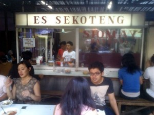 Asyiknya Ngudap Es Sekoteng dan Siomay di Bawah Pohon