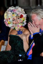 Wow, Kepala Lady Gaga Ditumbuhi Bunga!