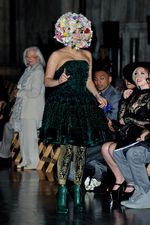 Wow, Kepala Lady Gaga Ditumbuhi Bunga!