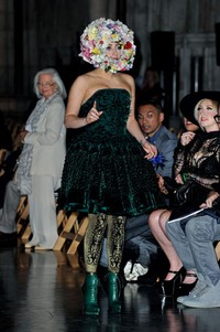 Dibalut dress yang bernuansa hijau dan kepala yang ditumbuhi bunga-bunga, Lady Gaga menghadiri London Fashion Week yang digelar di London, Inggris, Minggu (16/9/2012). (Gareth Cattermole/Getty Images).