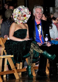 Kepala Lady Gaga seperti ditumbuhi bunga-bunga yang berwana-warni. (Gareth Cattermole/Getty Images).