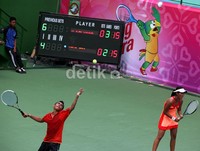 Ega Uneputty melakukan servis saat berlaga di babak semifinal tenis PON XVIII Riau di Stadion Tenis PT Perkebunan Nusantara (PTPN) V, Pekanbaru.