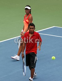 Vonny Darlina (belakang) dan Ega Uneputty (depan), harus kerja keras saat berlaga melawan pasangan petenis asal Jatim Sisca Budi Mawar dan Indra Utomo.