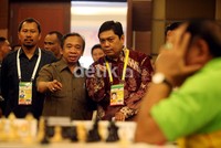 Utut Adinto dan Komar menyaksikan para atlet yang tengah bertanding.