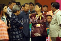 Mereka datang pukul 09.30 WIB dan hanya memantau para atlet catur yang tengah bertanding.
