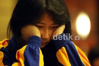 Atlet catur dari Jabar WGM Irene Kharisma Sukendar, konsentrasi penuh saat melawan pecatur DKI Jakarta MPW Virda Rizka Aulia.