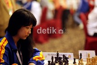 Merah merona terlihat dari pipi pecatur putri DKI Jakarta WGM Irena Kharisma Sukendar, akibat terlalu lama menekan wajahnya.