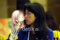 Irene Kharisma memanfaatkan sedikit waktunya dengan melepas dahaga.