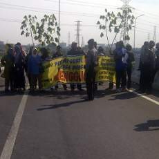 Keputusan PN Sidoarjo Dianggap Merugikan, Warga Blokir Tol Sumo