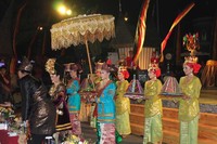 Acara pembukaan dimeriahkan dengan berbagai pertunjukkan. Seperti Tarian Sekapur Sirih dan Tarian Alerang Minang yang dipersembahkan oleh Sangrina Bunda dari Elly Kasim.Acara yang dimulai dari tanggal 14 September  7 Oktober 2012 ini berlangsung di area parkir selatan Summarecon Mall Serpong. (Dyah Oktabriawatie/detikFood)
