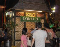 Seperti tahun sebelumnya, untuk membeli semua makanan disini, alat pembelian makanan dilakukan dengan menggunakan kupon unik, seperti uang tempo dulu dan ditambahkan ornamen motif khas Minang. (Dyah Oktabriawatie/detikFood)