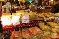 Suasana khas Minang dihadirkan lewat ornamen stand dan hiasan Minangkabau. Selain makanan, pengunjung bisa mengobati rasa rindu kampung dengan beragam cindera mata. Oleh-oleh khas Minang juga tersedia disini. (Dyah OKtabriawatie/detikFood)
