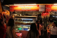 Selain itu juga tersedia aneka jajanan seperti batagor, kue putu, serabi, otak-otak, rujak, kue cubit, kue leker, tahu gejrot, asinan, es doger, es goyang, es puter, es cendol hingga kue rangi dan kerang telor khas Betawi. (Dyah OKtabriawatie/detikFood)