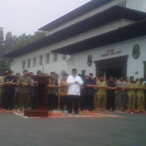 Gubernur Jadi Imam Shalat Istisqa di Gedung Sate