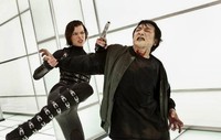 Alice tengah menghajar zombie yang mencoba menyerangnya. (Davis Films/Impact Pictures).