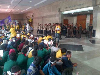 Mahasiswa Merangsek Masuk JCC, Peserta Konferensi Tembakau Bubar
