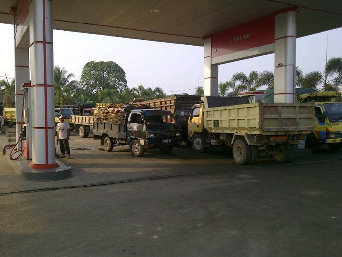 Waduh, Truk Pengangkut Sawit Antre Beli BBM Subsidi di SPBU Pertamina