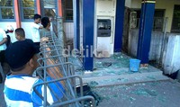 Ledakan bom molotov tersebut mengakibatkan dinding kaca bilik ATM hancur berantakan.